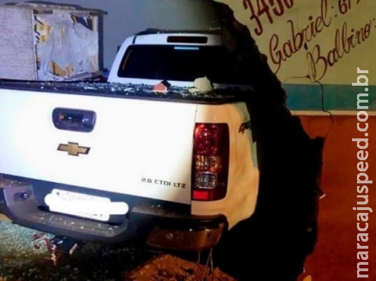 Ao tentar desviar de grupo, homem invade comércio com carro Ao tentar desviar de grupo, homem invade comércio com carro