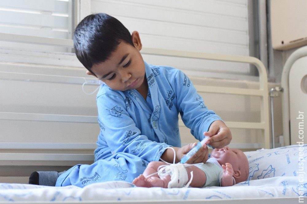 Após 16 cirurgias, menino de 4 anos usa boneco como apoio na recuperação: Após 16 cirurgias, menino de 4 anos usa boneco como apoio na recuperação: