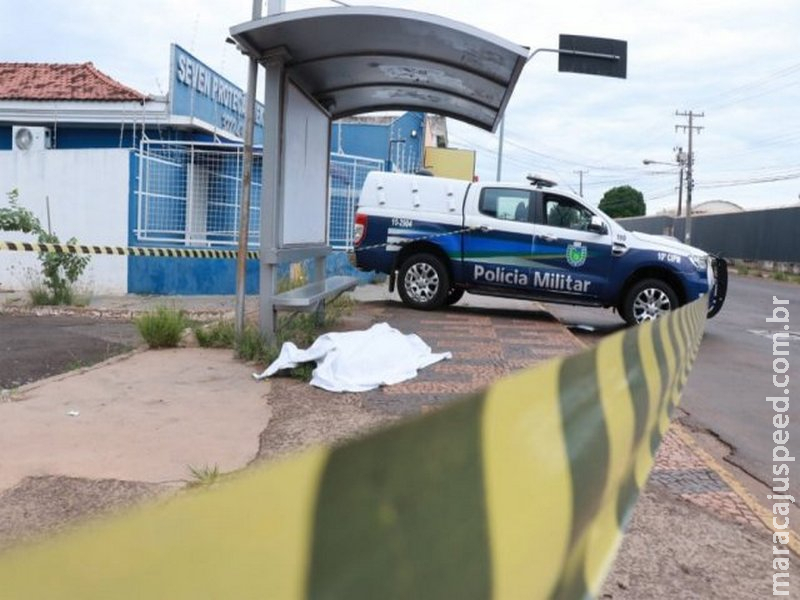 Após ser atendido por beber álcool doméstico, homem morre na rua