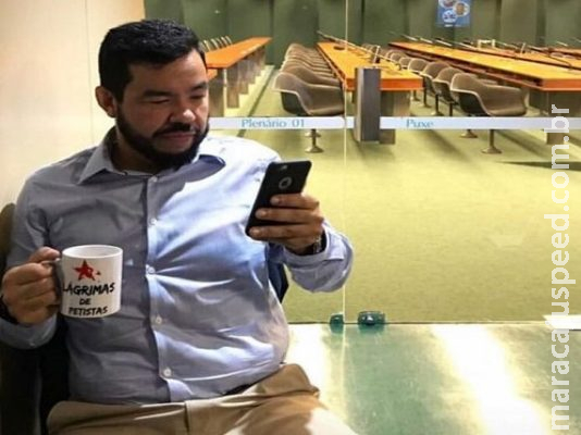 Bebendo ‘lágrimas de petistas’, deputado de MS abre fila na CCJ para falar sobre previdência Bebendo ‘lágrimas de petistas’, deputado de MS abre fila na CCJ para falar sobre previdência