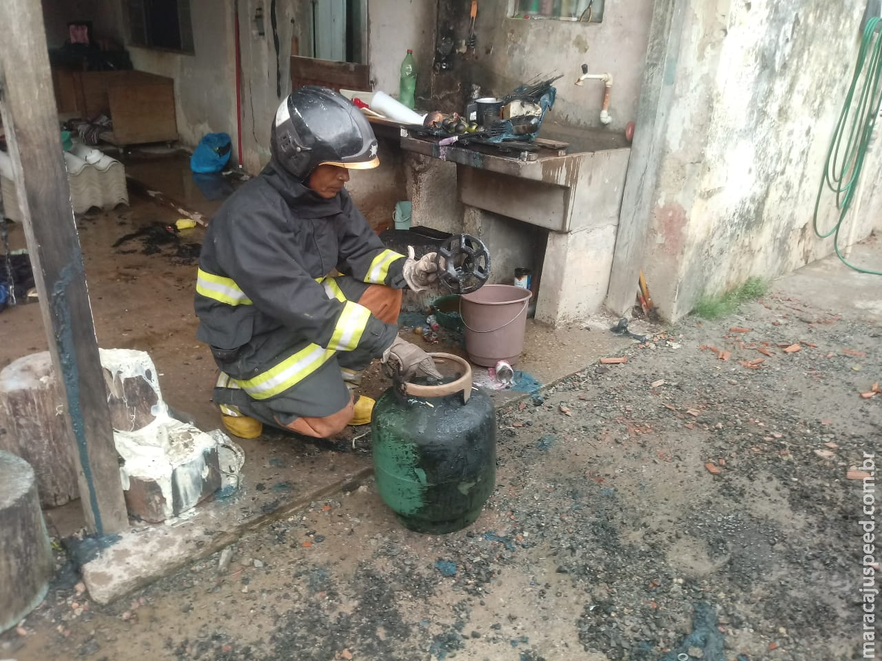 Botijão de gás explode em cozinha e homem fica ferido