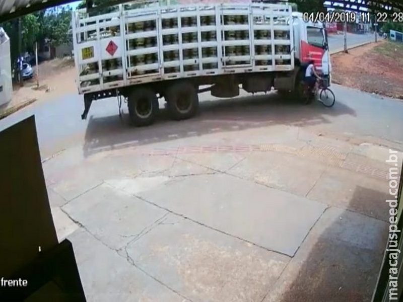 Câmera flagrou quando garota é atropelada por caminhão