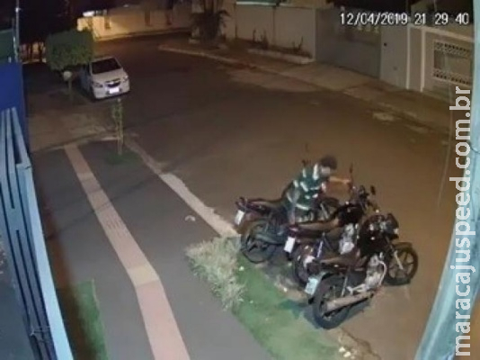 Câmeras flagram ladrão empurrando e fugindo com moto em academia Câmeras flagram ladrão empurrando e fugindo com moto em academia