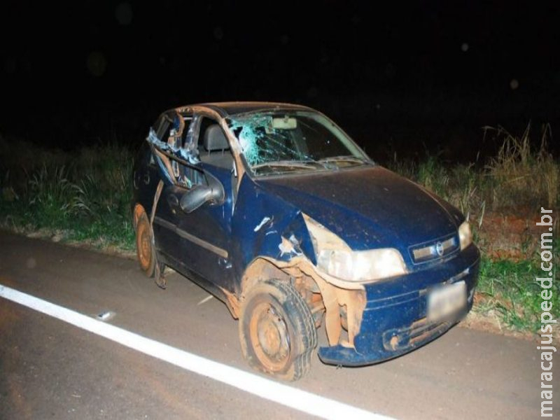 Caminhão carregado de ferro invade pista contrária e bate de frente contra carro 