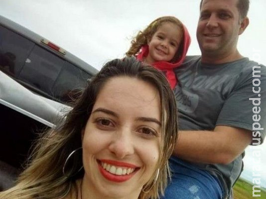 Capotagem mata mulher e deixa pai e filha gravemente feridos Capotagem mata mulher e deixa pai e filha gravemente feridos
