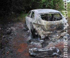 Carro encontrado queimado pode ter sido usado em homicídio