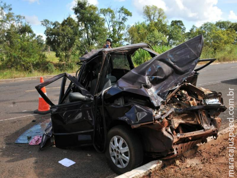 Carro fica destruído em acidente com outros três veículos pesados