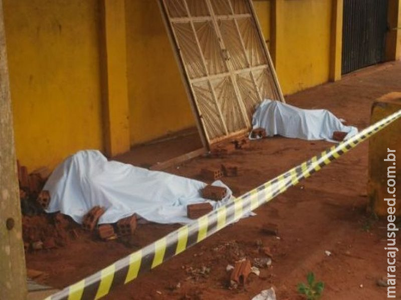 Casal é encontrado morto com várias facadas em calçada 
