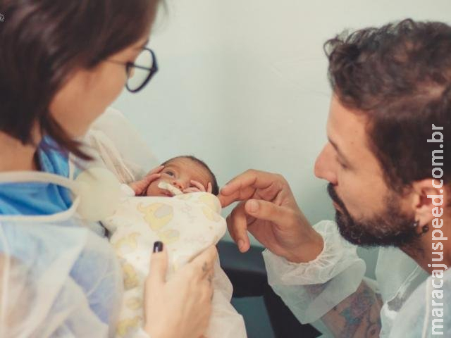 Com mêsversário no hospital, Rafael tem belos registros enquanto cresce Com mêsversário no hospital, Rafael tem belos registros enquanto cresce