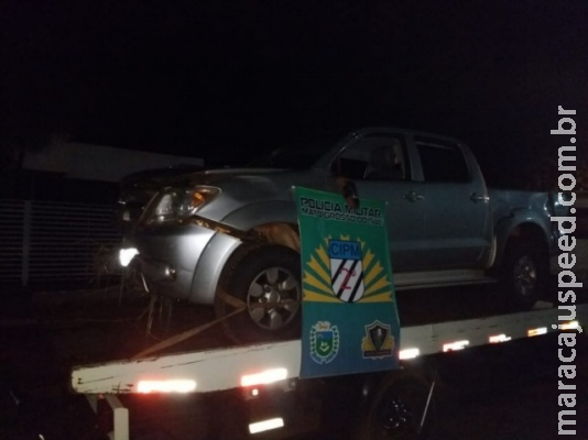 Condutor perde direção e abandona Hilux roubada com 710 kg de maconha