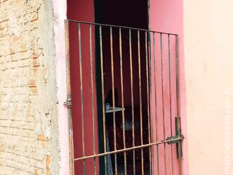 Corpo de mulher é encontrado em decomposição dentro de residência de MS Corpo de mulher é encontrado em decomposição dentro de residência de MS