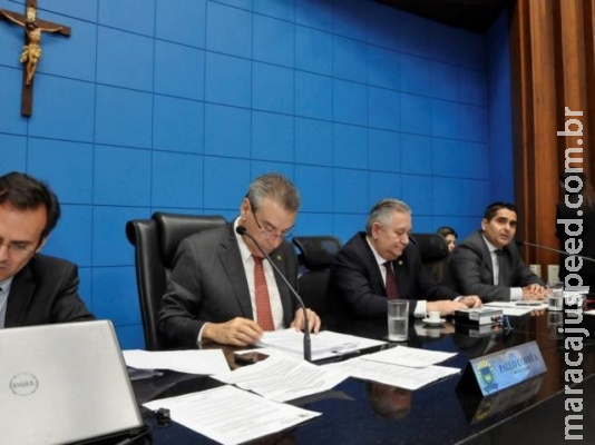 Deputados aprovam pacote com dez projetos antes do feriado Deputados aprovam pacote com dez projetos antes do feriado