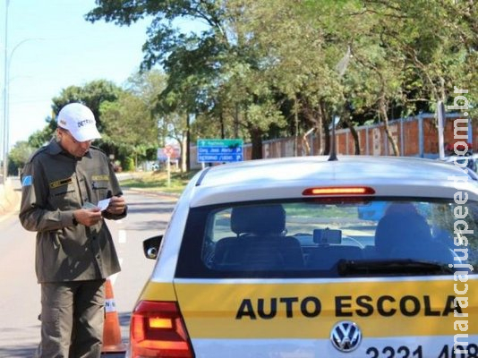 Em blitz focada nas auto-escolas, Detran flagra até pneus carecas Em blitz focada nas auto-escolas, Detran flagra até pneus carecas