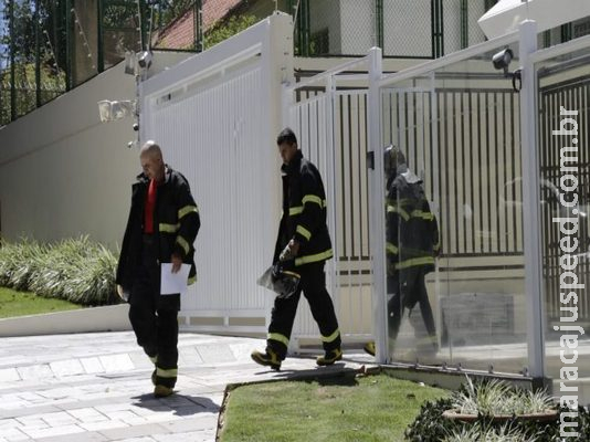 Em prédio de luxo, casal e empregada se assustam com fumaça e chamam Bombeiros Em prédio de luxo, casal e empregada se assustam com fumaça e chamam Bombeiros