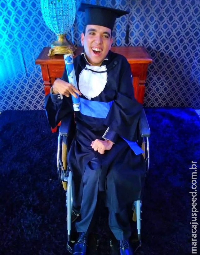 Estudante com paralisia cerebral forma-se em universidade e planeja especialização: Estudante com paralisia cerebral forma-se em universidade e planeja especialização: