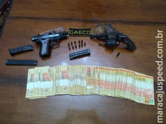 Gaeco encontra armas e conduz esposa de prefeito investigado em operação Gaeco encontra armas e conduz esposa de prefeito investigado em operação