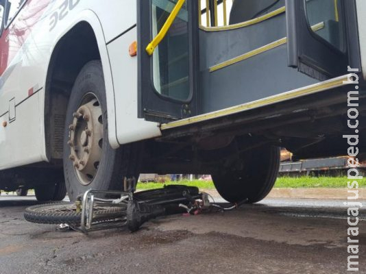 Garota de bicicleta é atropelada por ônibus ao desviar de poça d’água 