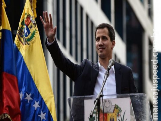 Guaidó diz ter apoio de militares contra Maduro e chama população às ruas Guaidó diz ter apoio de militares contra Maduro e chama população às ruas