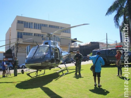 Helicóptero da PM pousa no canteiro da Afonso Pena e vira atração Helicóptero da PM pousa no canteiro da Afonso Pena e vira atração