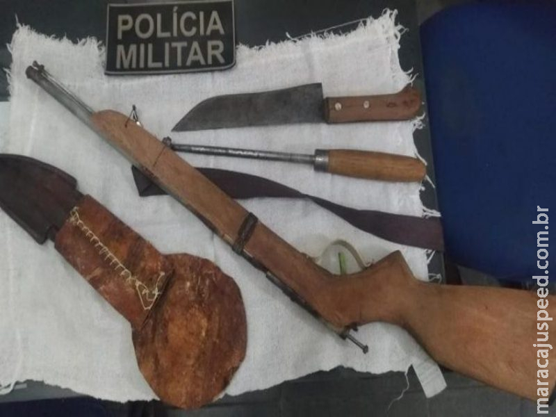 Homem ameaça esposa com arma, faca e acaba preso 