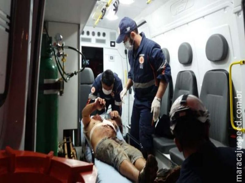 Homem é esfaqueado na cabeça e abdômen no meio da rua Homem é esfaqueado na cabeça e abdômen no meio da rua