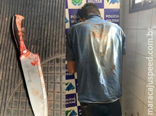 Homem se envolve em briga com casal, esfaqueia um e acaba contido por moradores Homem se envolve em briga com casal, esfaqueia um e acaba contido por moradores
