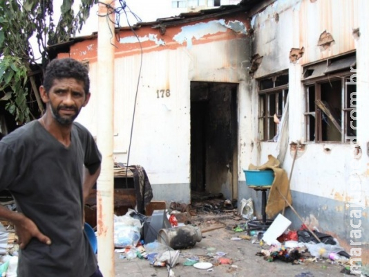 Incêndio destrói casa e vizinhos reclamam de lixo e abandono no Centro