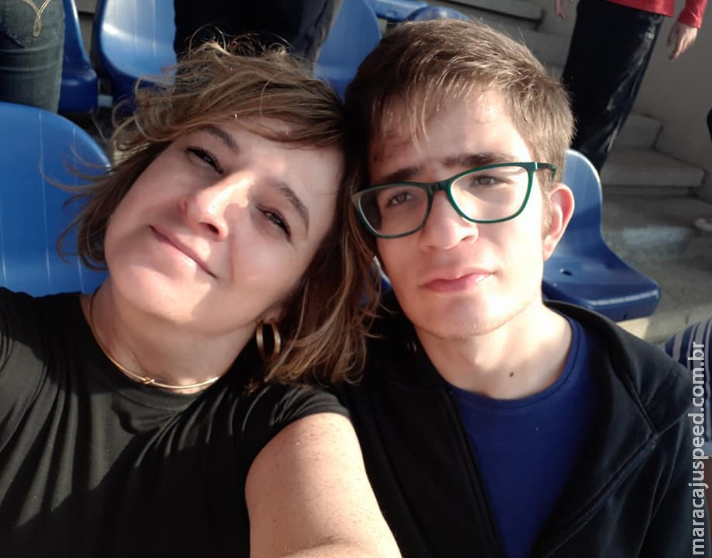 Jovem autista apaixonado por ônibus anda 5 horas por dia no transporte coletivo Jovem autista apaixonado por ônibus anda 5 horas por dia no transporte coletivo