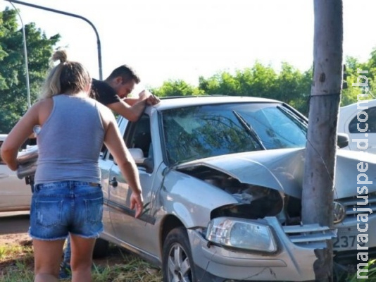 Jovem briga com namorada, perde controle do carro e quebra eucalipto em colisão