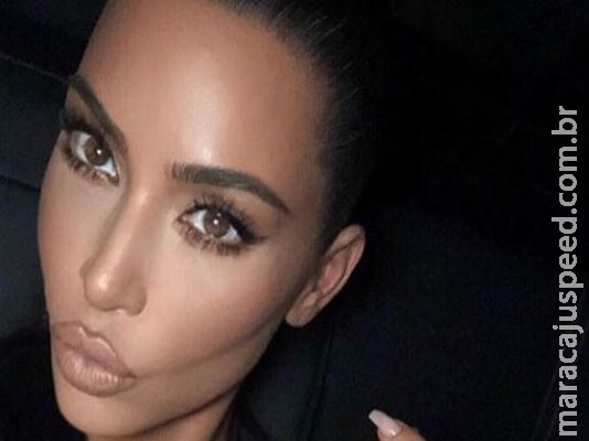 Kim Kardashian faz chá de bebê com produtos à base de maconha 