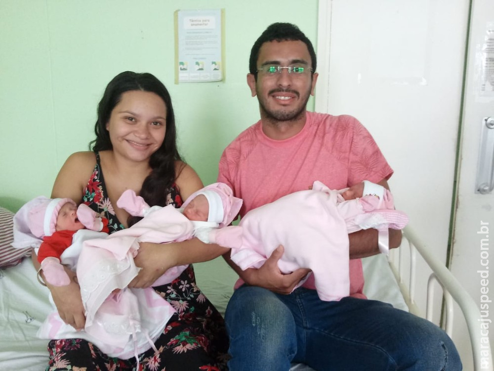 Mãe descobre gravidez de trigêmeas na hora do parto Mãe descobre gravidez de trigêmeas na hora do parto