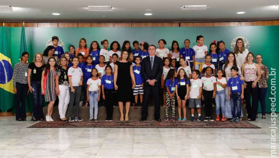 Menina nega cumprimento a Bolsonaro em cerimônia de Páscoa Menina nega cumprimento a Bolsonaro em cerimônia de Páscoa