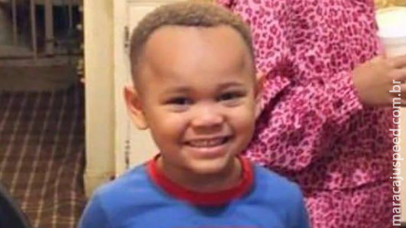 Menino de 4 anos encontra arma na casa de amigo e atira na própria cabeça Menino de 4 anos encontra arma na casa de amigo e atira na própria cabeça