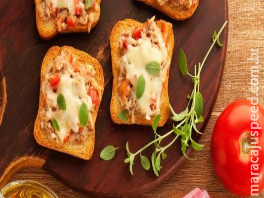 Mini Pizza com torradas é lanche facílimo de fazer 