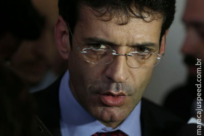 Ministro do Turismo quer reduzir o preço das passagens aéreas Ministro do Turismo quer reduzir o preço das passagens aéreas