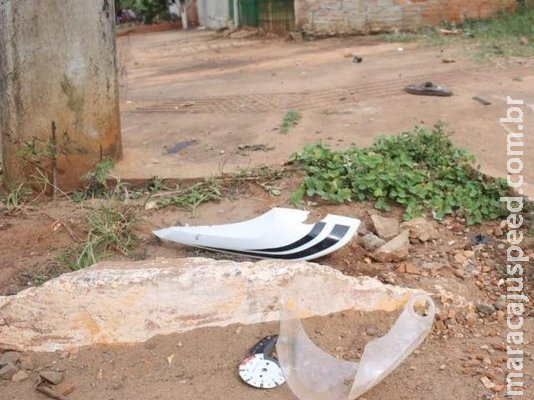 Motociclista morre ao atingir muro e criança é jogada contra poste