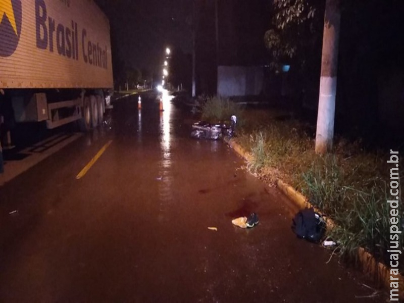 Motociclista morre ao bater na traseira de carreta estacionada Motociclista morre ao bater na traseira de carreta estacionada