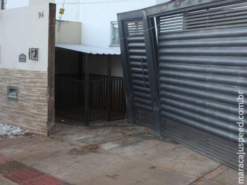Motorista bêbado arranca portão de residência no Panamá Motorista bêbado arranca portão de residência no Panamá