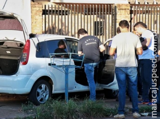 Motorista de aplicativo encontra homem morto dentro de carro