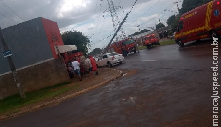 Motorista derruba poste de iluminação ao perder controle de carro Motorista derruba poste de iluminação ao perder controle de carro