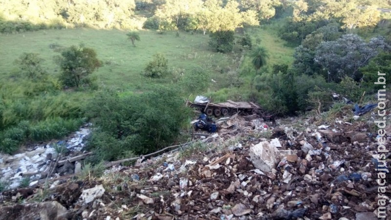Motorista morre após cair com caminhão em ribanceira da Serra de Maracaju em MS