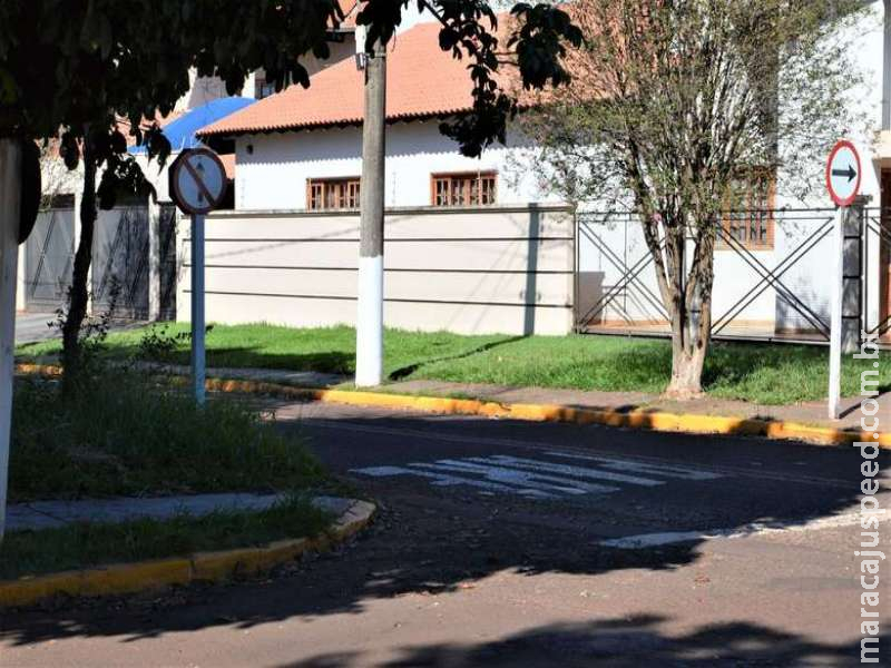 Motoristas invadem contramão em rua com sinalização falha