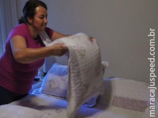 Mulher dedica o dobro de horas para afazeres domésticos que o homem