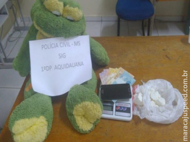 Mulher é presa vendendo cocaína com bebê no colo Mulher é presa vendendo cocaína com bebê no colo