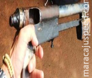 PM de folga detém jovem que andava no meio da rua com calibre 12 de fabricação artesanal PM de folga detém jovem que andava no meio da rua com calibre 12 de fabricação artesanal