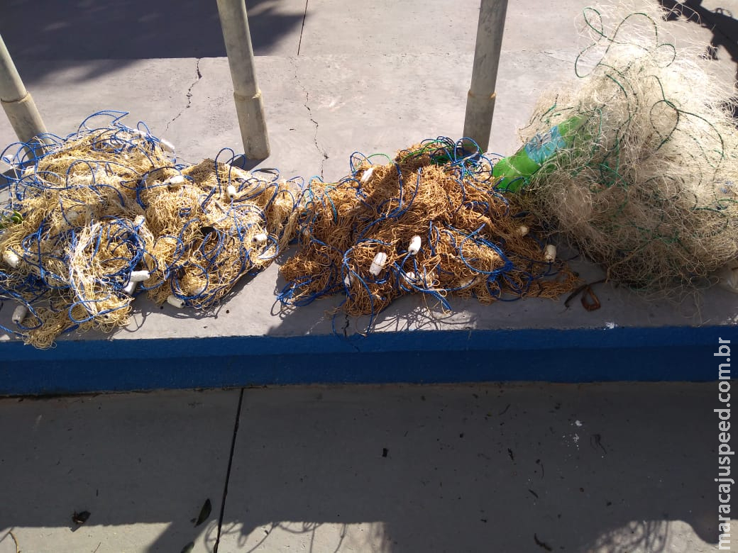 Polícia Militar Ambiental apreende 600 metros de redes que eram armadas por pescadores que fugiram em território Paraguaio no rio Apa Polícia Militar Ambiental apreende 600 metros de redes que eram armadas por pescadores que fugiram em território Paraguaio no rio Apa