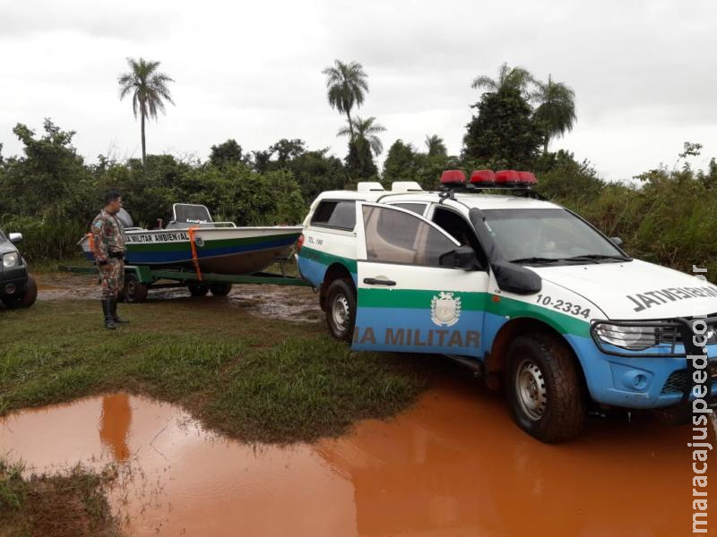Polícia Militar Ambiental fiscaliza embarcações e apreende espinheis e anzóis de galho durante operação no rio Dourado Polícia Militar Ambiental fiscaliza embarcações e apreende espinheis e anzóis de galho durante operação no rio Dourado