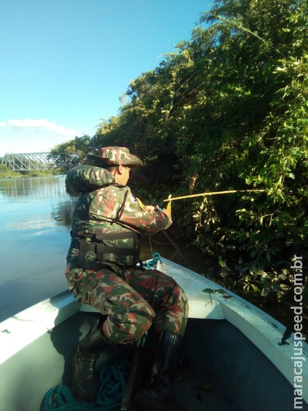 Polícia Militar Ambiental fiscaliza embarcações e apreende espinheis e anzóis de galho no rio Miranda