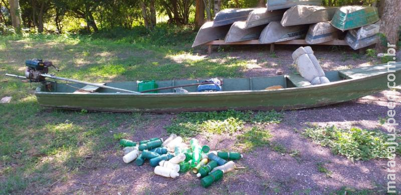 Polícia Militar Ambiental prende dois pescadores profissionais e socorre um dos infratores que virou o barco com geladeira cheia de pescado irregular para fugir do flagrante Polícia Militar Ambiental prende dois pescadores profissionais e socorre um dos infratores que virou o barco com geladeira cheia de pescado irregular para fugir do flagrante