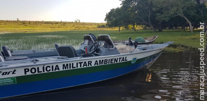 Polícia Militar Ambiental prende e autua em R$ 11,2 mil dois pescadores profissionais paulistas usando 2,5 km de redes ilegais, que tentam fuga em embarcação Polícia Militar Ambiental prende e autua em R$ 11,2 mil dois pescadores profissionais paulistas usando 2,5 km de redes ilegais, que tentam fuga em embarcação